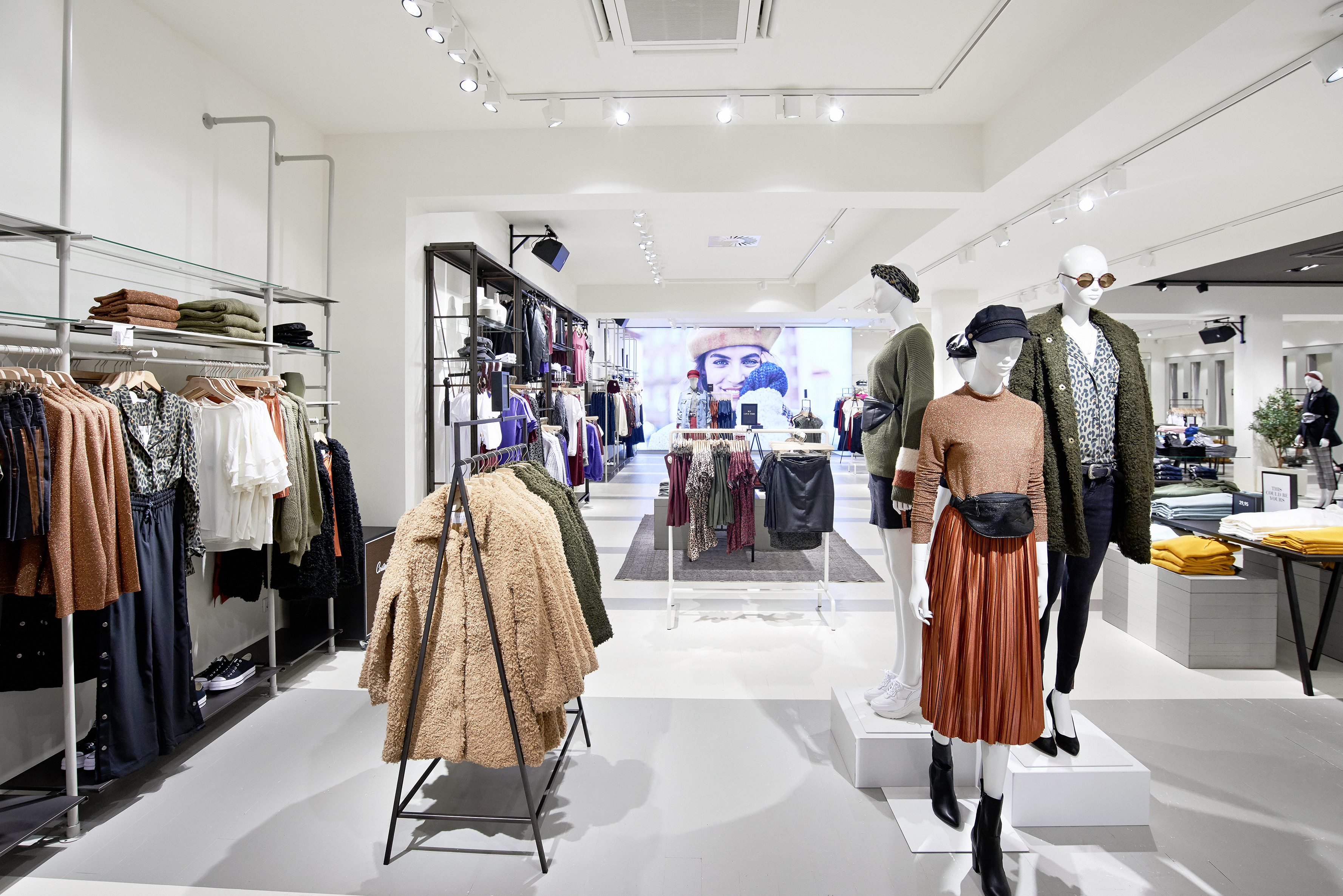 Buigen Excentriek vluchtelingen Costes opent winkel in Almere Centrum